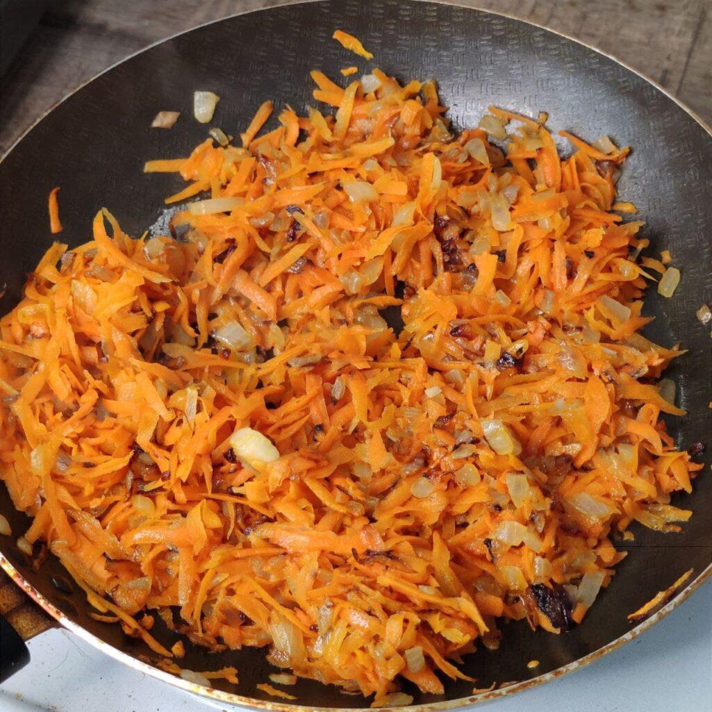 Печёночный торт с луком, морковью и чесночным соусом