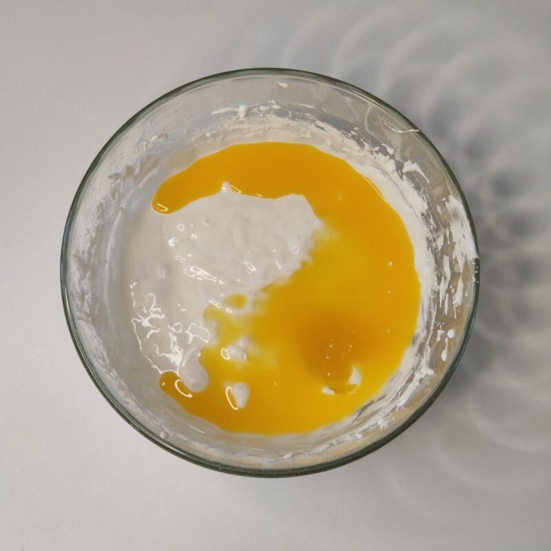 Кекс со смородиной на яичных белках