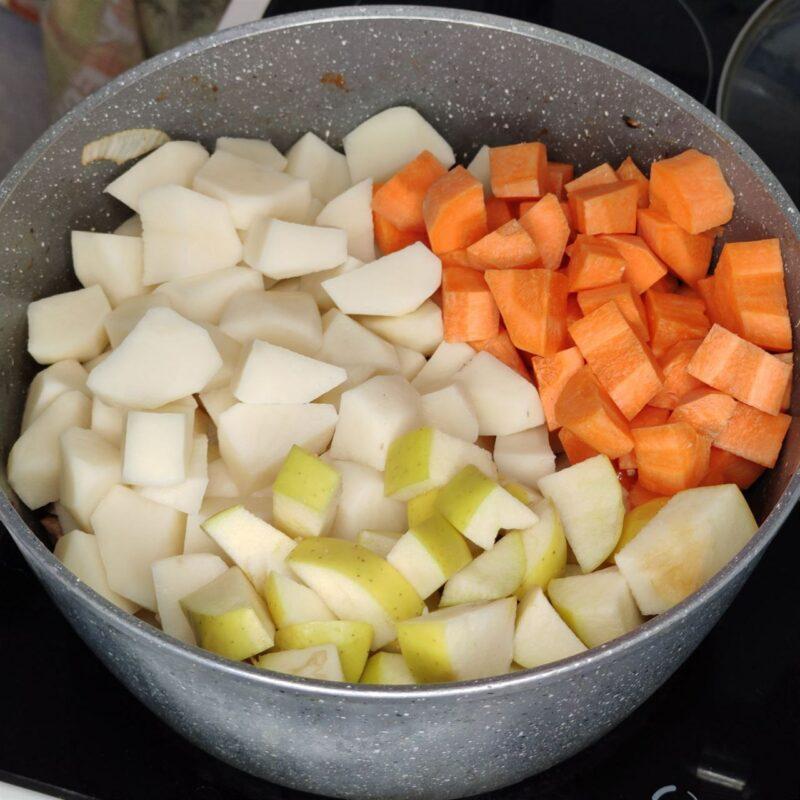 Жаркое из свинины с картофелем, морковью и яблоком