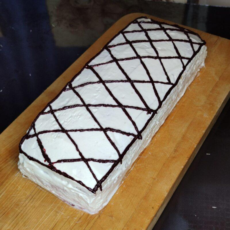 Бисквитный торт со сливками и вишнёвым джемом