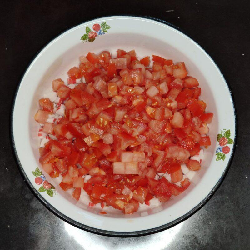 Салат из крабовых палочек с помидором, сыром и яйцом