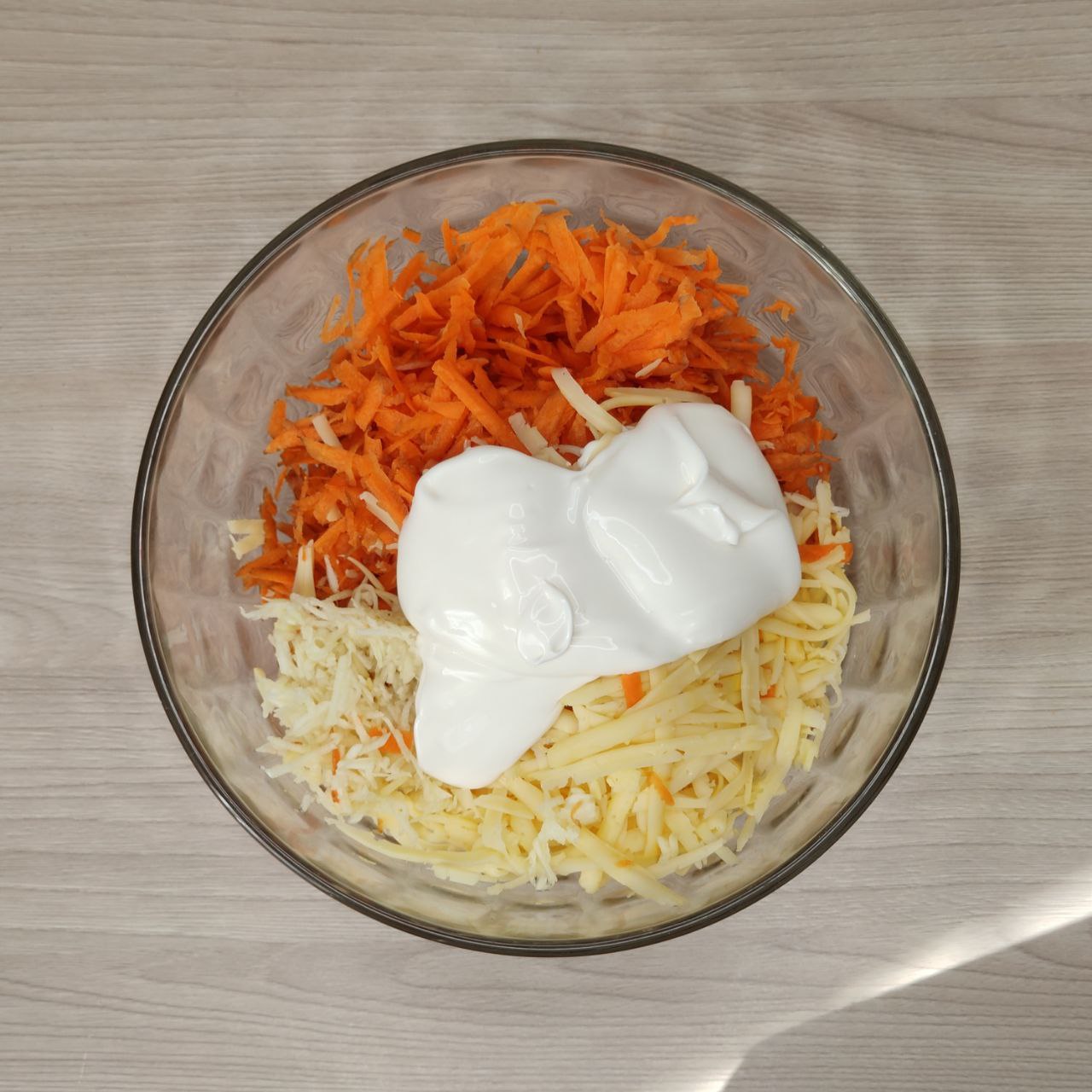 Салат из моркови с сыром и чесноком